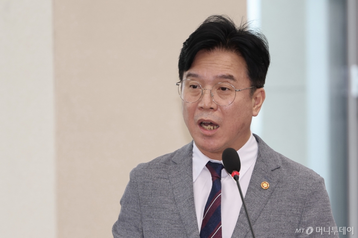 [서울=뉴시스] 김명년 기자 = 김영훈 고용노동부 장관이 20일 오전 서울 여의도 국회 환경노동위원회 전체회의에서 발언하고 있다. 2025.08.20. kmn@newsis.com /사진=김명년