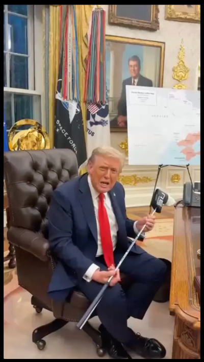 도널드 트럼프 미국 대통령이 19일(현지시간) 백악관 집무실에서 볼로디미르 젤렌스키 우크라이나 대통령이 선물한 골프채를 보이고 있다. 백악관은 트럼프 대통령이 퍼터 선물 받은 소감을 직접 밝히는 영상을 뒤늦게 공개했다/ 사진=백악관 유튜브 캡처.