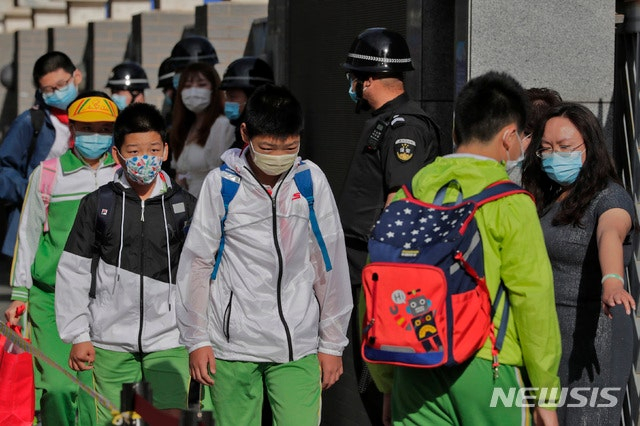 [베이징=AP/뉴시스] 중국 베이징의 한 초등학교에서 마스크를 착용한 학생들이 등교하고 있다. 2020.06.01