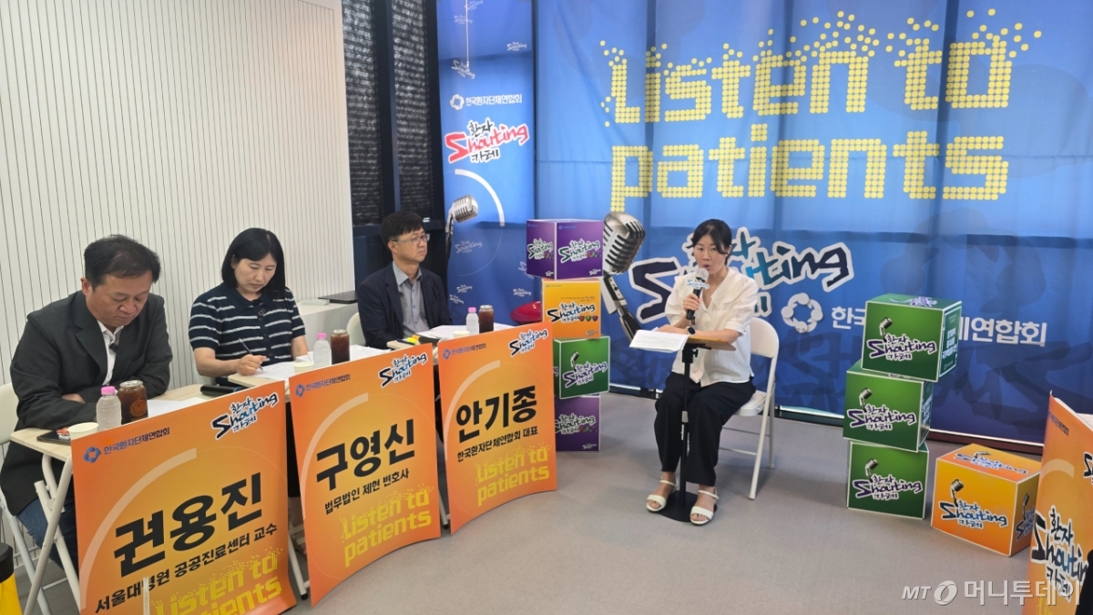 20일 서울 영등포구 한국환자단체연합회 사무실에서 진행된 '제26회 환자 샤우팅 카페' 현장에서 류선씨가 딸 김주희양이 의료사고 피해를 당했다며 관련 내용을 발표하고 있다. 이날 자문단으로 △권용진 서울대병원 공공진료센터 교수 △구영신 법무법인 제현 변호사 △안기종 한국환자단체연합회 대표가 참석했다. /사진=홍효진 기자