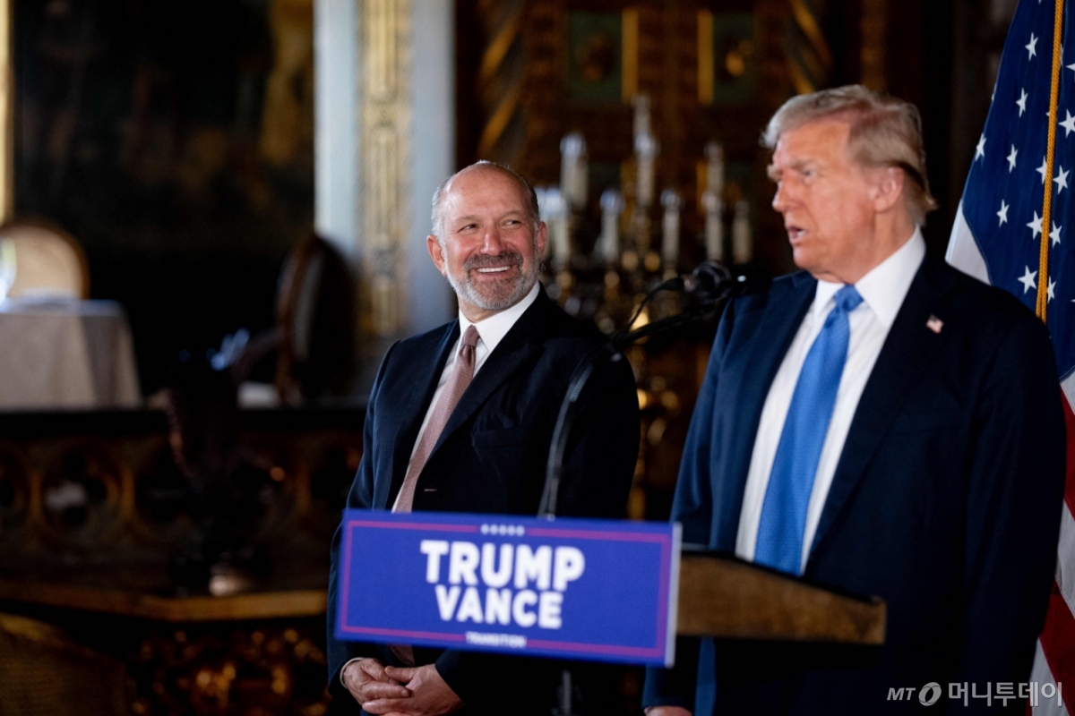 도널드 트럼프 미국 대통령이 지난해 12월16일(현지시간) 당선인 시절 미국 플로리다주 팜비치의 마러라고 리조트에서 하워드 러트닉 당시 상무부 장관 지명자와 기자회견을 하고 있다. /팜비치 AFP=뉴스1 /사진=(팜비치 AFP=뉴스1) 우동명 기자