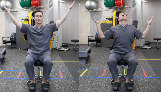 가슴펴기 스트레칭 장면. (이재민 미래본병원 재활센터장)/사진제공=미래본병원