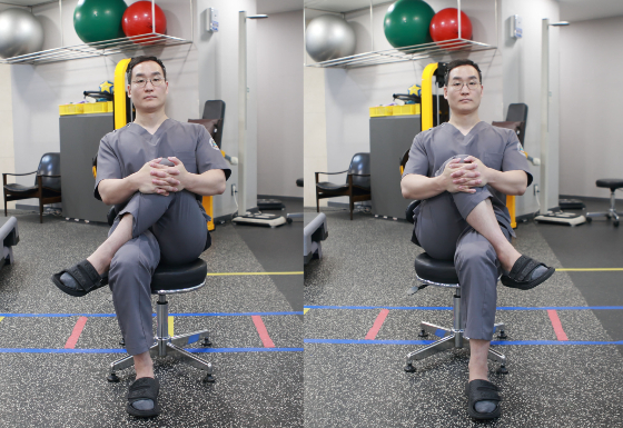 엉덩이 스트레칭 장면. (이재민 미래본병원 재활센터장)/사진제공=미래본병원