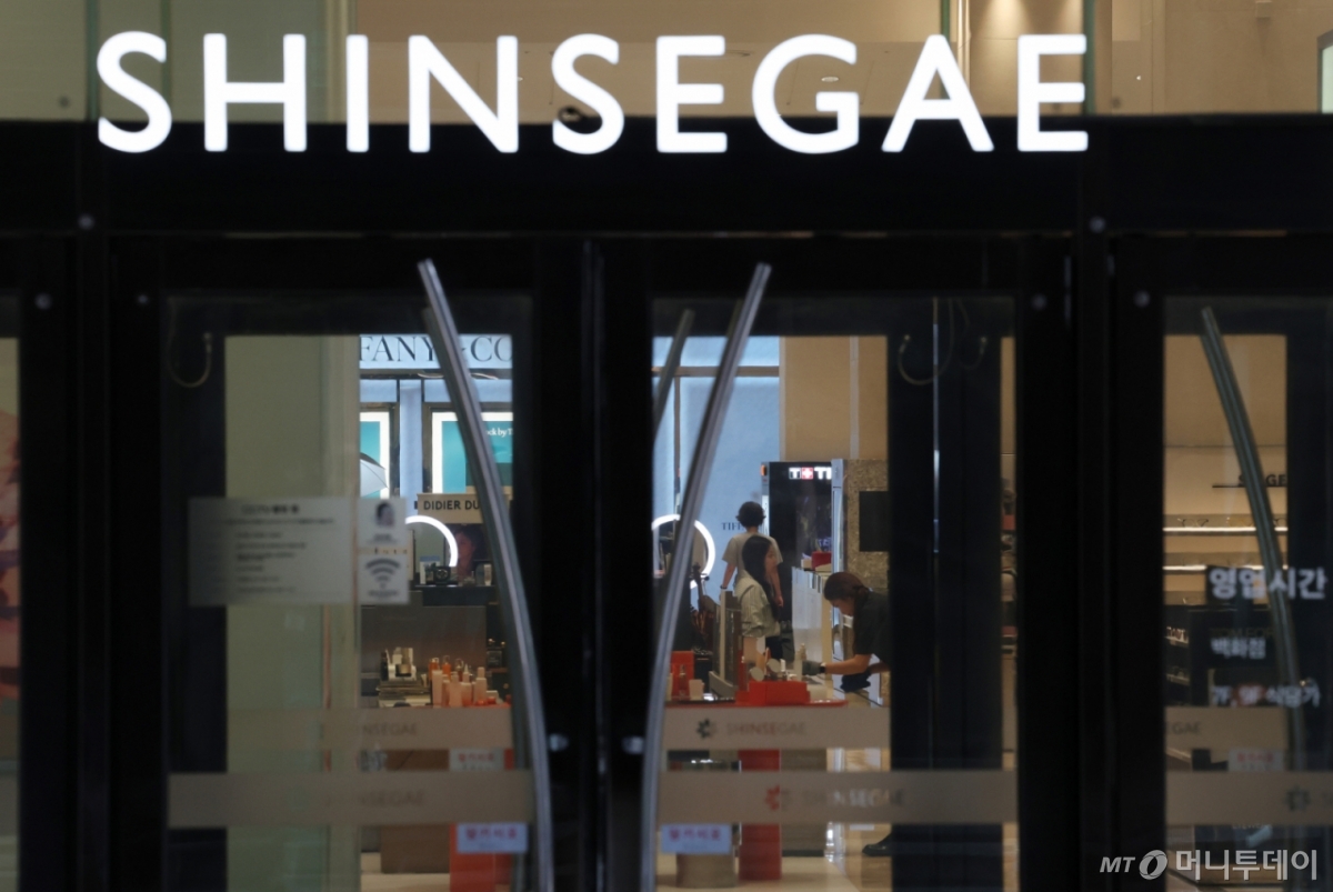 지난 6일 오전 경찰이 긴급 수색을 마친 경기 용인시 수지구 신세계 사우스시티에서 직원들이 개장 준비를 하고 있다.  /사진제공=뉴스1