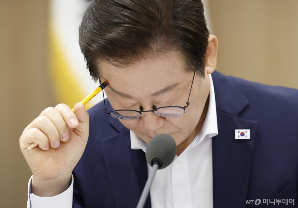 [서울=뉴시스] 최동준 기자 = 이재명 대통령이 22일 서울 용산 대통령실 청사에서 열린 제1회 국가과학기술자문회의 전원회의에서 자료를 보고 있다. 2025.08.22. photocdj@newsis.com /사진=최동준