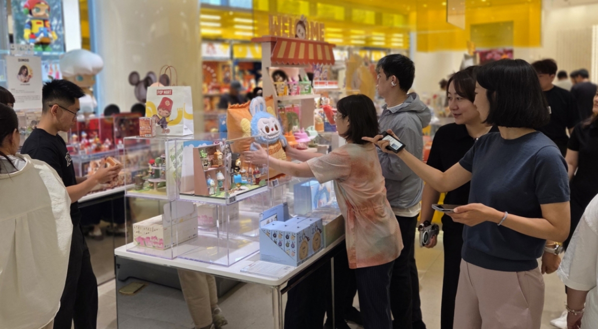 [베이징=뉴시스] 박정규 특파원 = 6월13일 오후 중국 베이징 차오양구 포스코센터 1층에 있는 캐릭터숍인 팝마트(Pop Mart) 매장에서 방문객들이 '라부부(Labubu)' 등 캐릭터 제품들을 살펴보고 있다