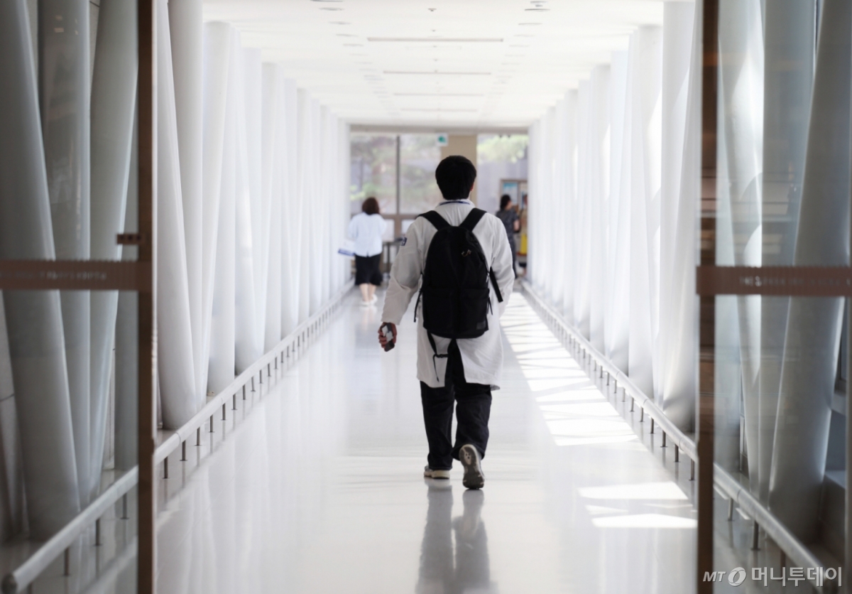 [서울=뉴시스] 김진아 기자 = 보건복지부는 오는 11일부터 시작되는 하반기 전공의 모집과 관련해, 사직 전공의가 기존에 근무하던 병원에서 같은 과목·연차로 복귀할 경우 수련병원이 자율적으로 정원을 결정하고, 초과 정원도 인정하기로 했다. 사진은 7일 서울 시내 한 대학병원. 2025.08.07. bluesoda@newsis.com /사진=김진아