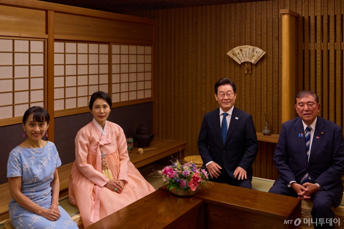 [도쿄=뉴시스] 고범준 기자 = 이재명 대통령과 김혜경 여사가 이시바 시게루 일본 총리, 부인 이시바 요시코 여사와 23일(현지 시간) 일본 도쿄 총리 관저에서 한일 정상 내외 친교행사 기념촬영을 하고 있다. (공동취재) 2025.08.24. bjko@newsis.com /사진=최동준