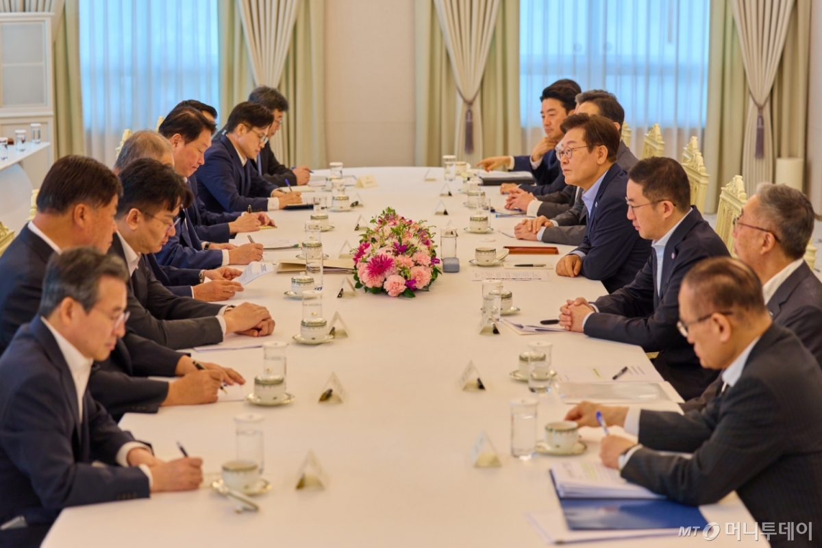 [서울=뉴시스] 이재명 대통령이 19일 서울 용산 대통령실 청사에서 열린 美日 순방 동행 경제단체 및 기업인 간담회에서 참석자들 발언을 듣고 있다.   이날 간담회는 류진 한국경제인협회 회장, 최태원 대한상공회의소 회장, 이재용 삼성전자 회장, 구광모 LG회장, 조원태 대한항공 회장, 김동관 한화 부회장, 장재훈 현대자동차 부회장, 박지원 두산그룹 부회장 겸 두산에너빌리티 대표이사 회장, 서정진 셀트리온 회장. (사진=대통령실 제공) 2025.08.19. photo@newsis.com  *재판매 및 DB 금지 /사진=고범준