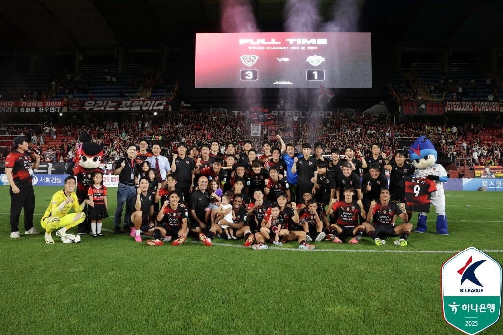 포항 스틸러스 선수들이 24일 포항 스틸야드에서 열린 전북 현대전 승리 후 기념 사진을 촬영하고 있다. /사진=한국프로축구연맹 제공