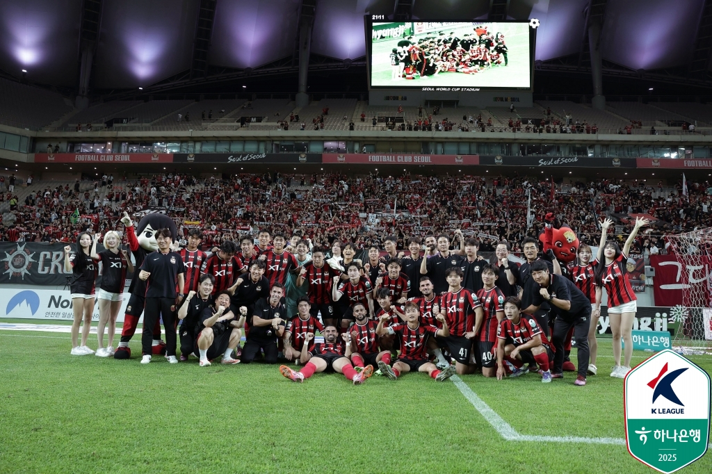FC서울 선수들이 24일 서울월드컵경기장에서 열린 울산 HD전 승리 후 팬들과 기념 사진을 촬영하고 있다. /사진=한국프로축구연맹 제공