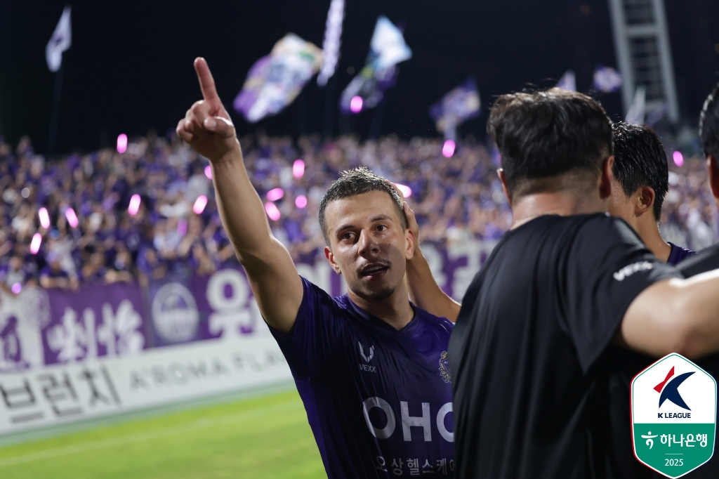 FC안양 마테우스가 24일 안양종합운동장에서 열린 대전하나시티즌전에서 추가시간 극적인 역전골을 터뜨린 뒤 골 세리머니를 하고 있다. /사진=한국프로축구연맹 제