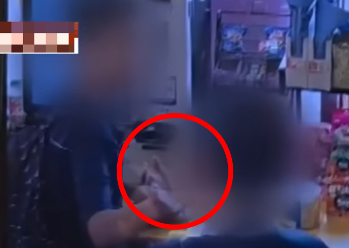 경기도 광주시 한 중학교에서 1학년 학생이 동급생에게 동물 배설물을 먹이는 등 학교 폭력을 저지른 사건이 벌어졌다. 다만 가해자 부모는 "잘못을 용서하지 않는 사람은 어리석다"며 피해자 측에 용서를 강요하고 있는 것으로 전해졌다. /사진=JTBC '사건반장'