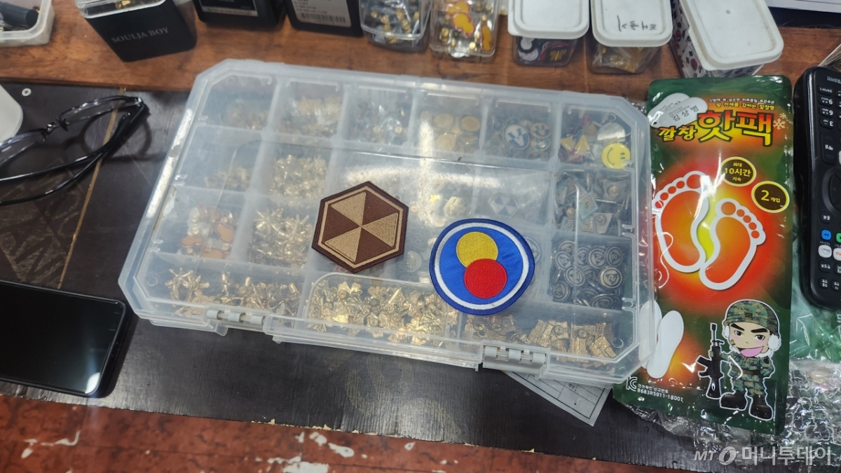  지난 20일 경기 연천군 전곡읍 한 군인용품점. 2022년 11월에 해체된 육군 제6군단 패치(왼쪽). /사진=김미루 기자.