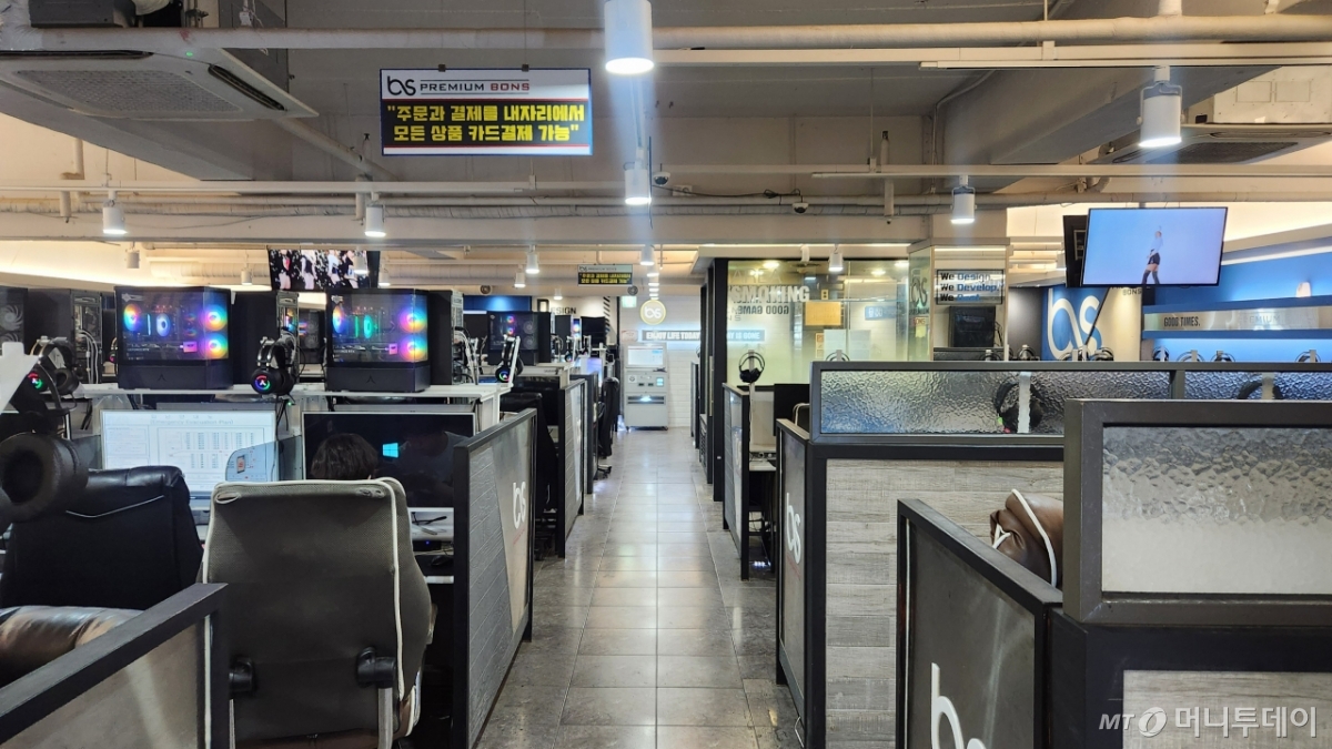  지난 20일 경기 연천군 전곡읍 한 PC방. 전곡 읍내에 남은 PC방 2곳 중 1곳으로, 부대 해체 여파가 겹치며 주말 매출이 반토막으로 줄었다. /사진=김미루 기자.