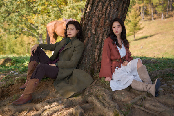 '애마' 이하늬(왼쪽)와 방효린. /사진제공=넷플릭스