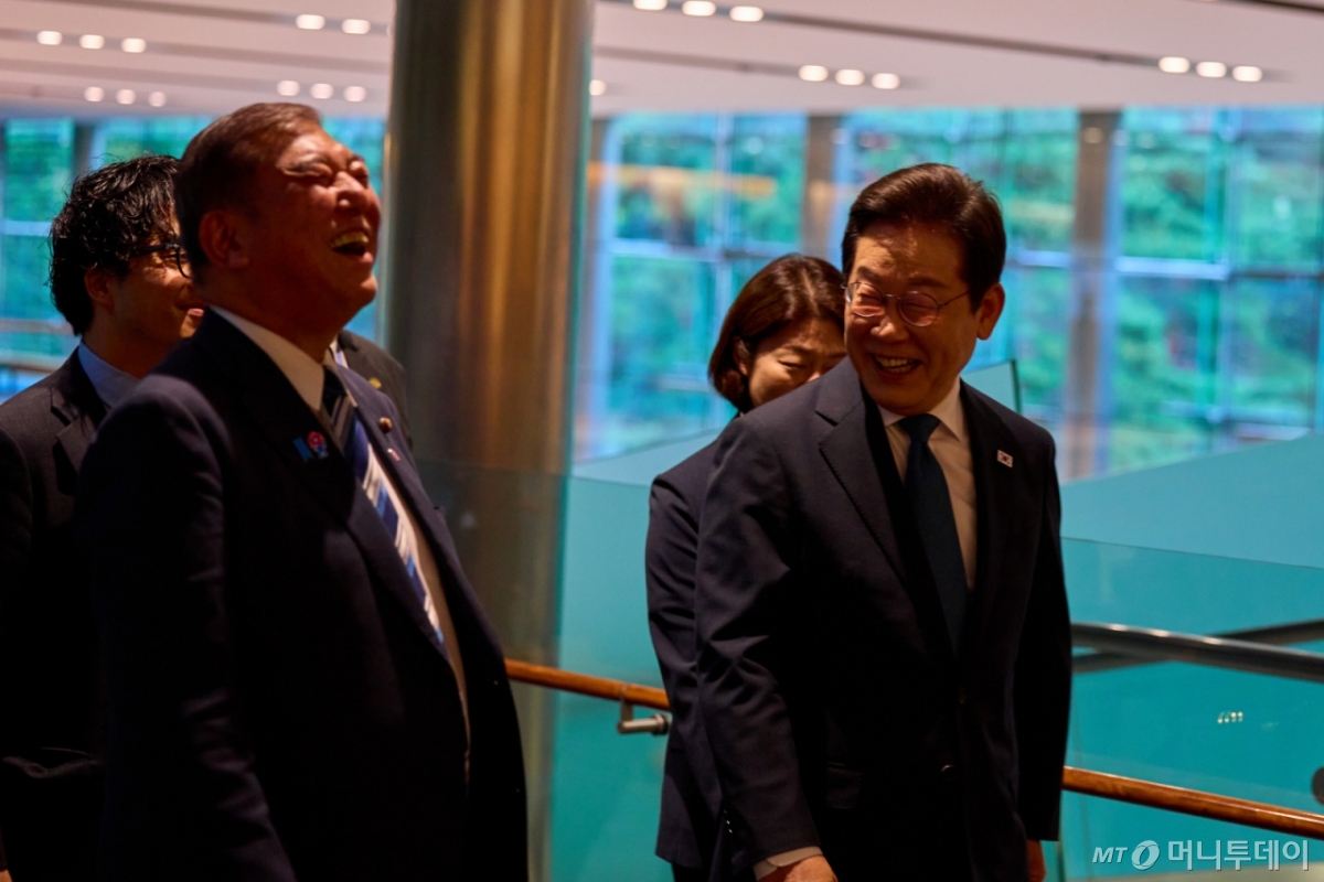 (서울=뉴스1) 이재명 기자 = 이재명 대통령과 이시바 시게루 일본 총리가 23일(현지시간) 일본 도쿄 총리 관저에서 회담을 갖기 위해 발걸음을 옮기고 있다. (이재명 대통령 SNS. 재판매 및 DB금지) 2025.8.25/뉴스1  Copyright © 뉴스1. All rights reserved. 무단 전재 및 재배포,  AI학습 이용 금지. /사진=(서울=뉴스1) 이재명 기자