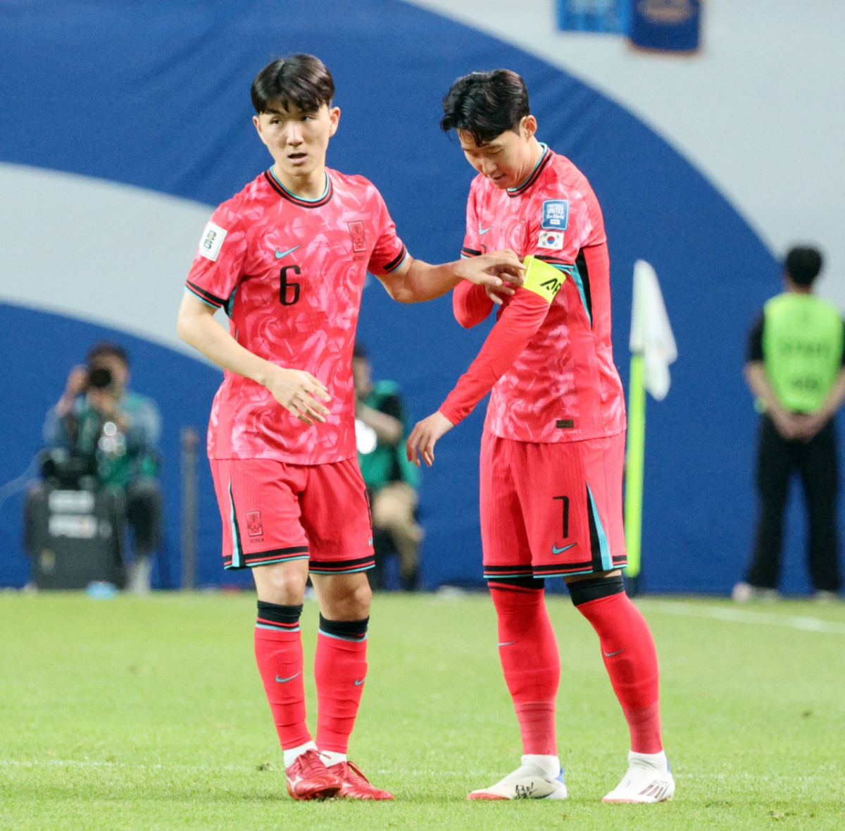 대한민국 주장 손흥민이 지난 6월 서울월드컵경기장에서 북중미월드컵 최종예선 마지막 경기인 쿠웨이트전이 열리는 가운데 후반전 교체투입되며 주장 완장을 차고 있다. /사진=강영조 선임기자