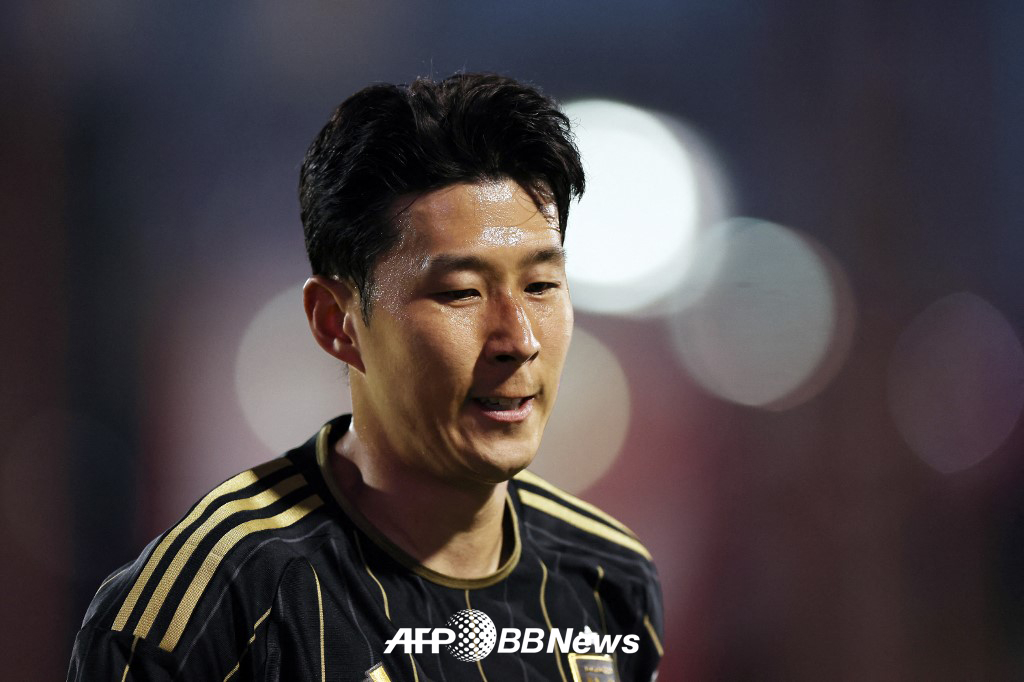 로스앤젤레스(LA)FC 손흥민이 지난 24일 FC댈러스전에서 프리킥 득점으로 미국 프로축구 메이저리그사커(MLS) 데뷔골을 터뜨린 뒤 세리머니를 하고 있다. /AFPBBNews=뉴스1