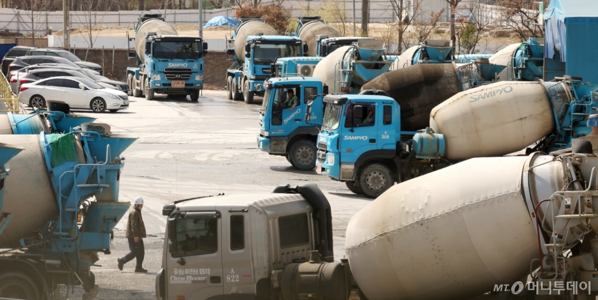 [서울=뉴시스] 추상철 기자 = 26일 오전 서울 시내 한 레미콘 공장에 일부 레미콘 차량이 멈춰 서 있다. 건설경기 침체가 장기화하면서 레미콘·시멘트 등 후방 산업이 휘청이고 있다. 대표적인 내수 산업인 시멘트는 수요가 줄면서 일부 생산라인 가동을 중단했고, 레미콘 공장 가동률은 역대 최저인 17%로 내려앉았다. 2025.03.26/사진=추상철