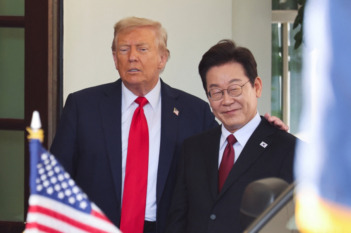 도널드 트럼프 미국 대통령이 25일(현지시간) 정상회담을 위해 미국 워싱턴DC 백악관에 도착한 이재명 대통령을 맞이하고 있다. /로이터=뉴스1