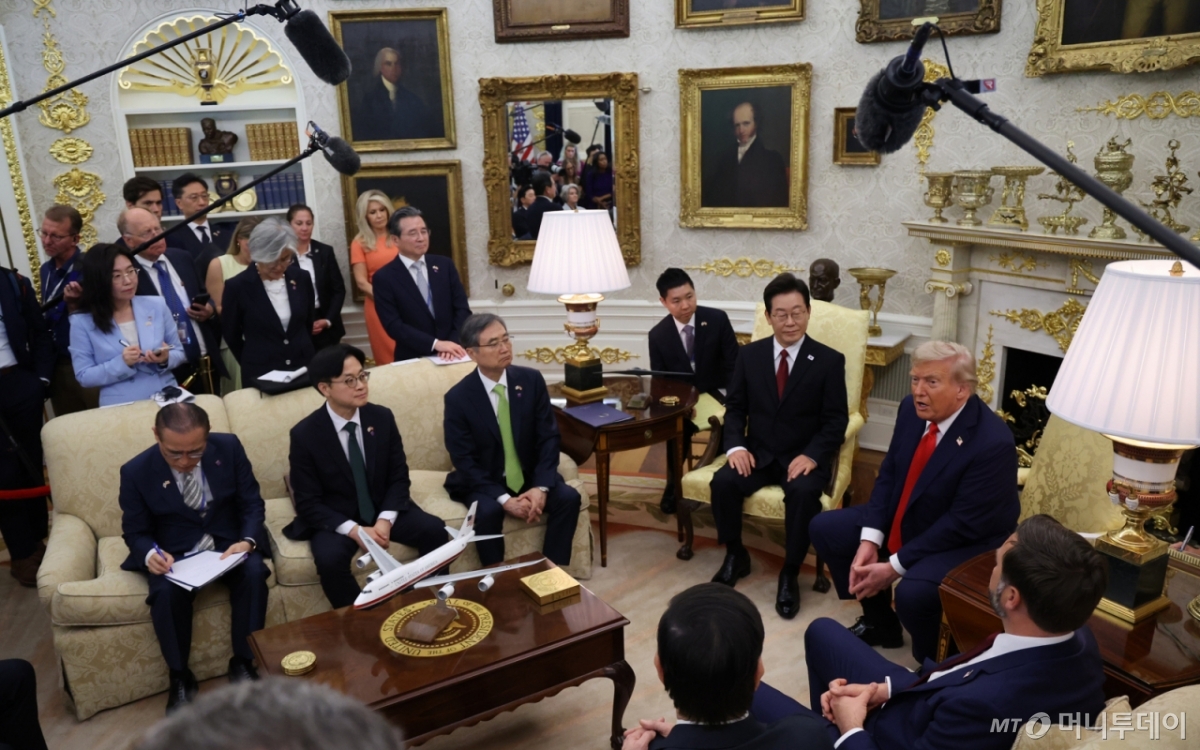이재명 대통령과 도널드 트럼프 미국 대통령이 25일(현지시간) 미국 워싱턴DC 백악관에서 한미 정상회담을 하고 있다. /워싱턴=뉴시스
