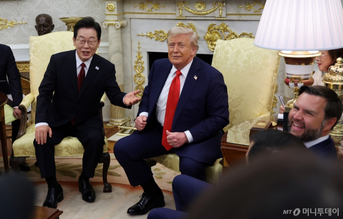 이재명 대통령(왼쪽)과 도널드 트럼프 미국 대통령(가운데)이 25일(현지시간) 미국 워싱턴DC 백악관에서 한미 정상회담을 하고 있다. 화기애애한 분위기 속에 JD 밴스 미국 부통령(오른쪽)이 활짝 웃고 있다. /워싱턴DC=뉴시스