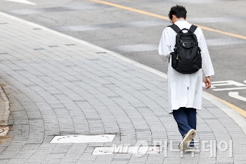 서울의 한 대학병원에서 의료진이 오가고 있다. 사진은 기사와 직접적인 관련이 없음./사진=(서울=뉴스1) 민경석 기자