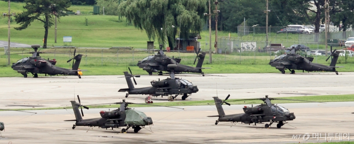 (평택=뉴스1) 김영운 기자 = 도널드 트럼프 미국 대통령이 25일(현지시간) 백악관에서 가진 이재명 대통령과의 한미 정상회담에서 뜬금없이 '주한미군 기지 부지 소유권'을 원한다고 밝혔다. 법적 근거가 없는 주장을 제기한 것인데, 한미동맹 현대화를 주장하는 미국의 '안보 청구서'와 연계해 한미 간 안보 협상의 골칫거리가 될 가능성이 제기된다.  사진은 26일 경기 평택시 주한미군기지 캠프 험프리스에 미군 헬기들이 세워져 있는 모습. 2025.8.26/뉴스1  Copyright © 뉴스1. All rights reserved. 무단 전재 및 재배포,  AI학습 이용 금지.