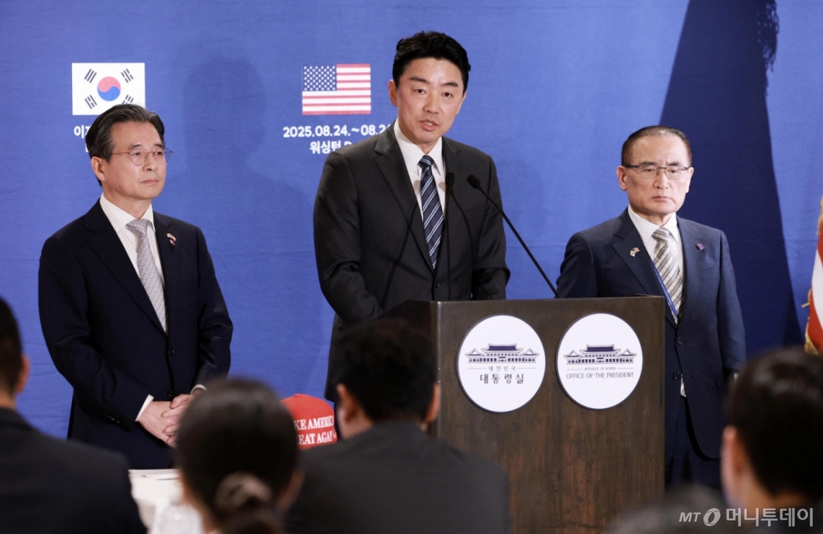 [워싱턴=뉴시스] 고범준 기자 = 강훈식 비서실장이 25일(현지 시간) 미국 워싱턴D.C 프레스센터 내 중앙기자실에서 한미 정상회담 관련 브리핑을 하고 있다.   왼쪽부터 김용범 정책실장, 강훈식 비서실장, 위성락 안보실장. 2025.08.26. bjko@newsis.com /사진=고범준