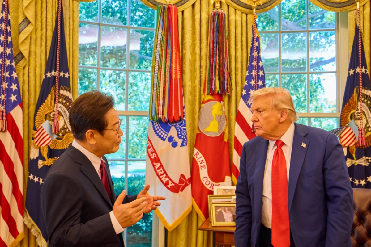 [워싱턴=뉴시스] 고범준 기자 = 이재명 대통령이 25일(현지 시간) 미국 워싱턴DC 백악관에서 열린 한미 정상회담을 마치고 도널드 트럼프 미국 대통령과 대화를 하고 있다. (공동취재) 2025.08.26. bjko@newsis.com /사진=