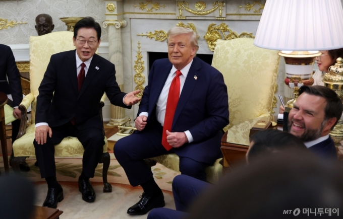 이재명 대통령과 도널드 트럼프 미국 대통령이 25일(현지시간) 미국 워싱턴 D.C. 백악관에서 한미 정상회담을 하고 있다. / 사진=뉴시스