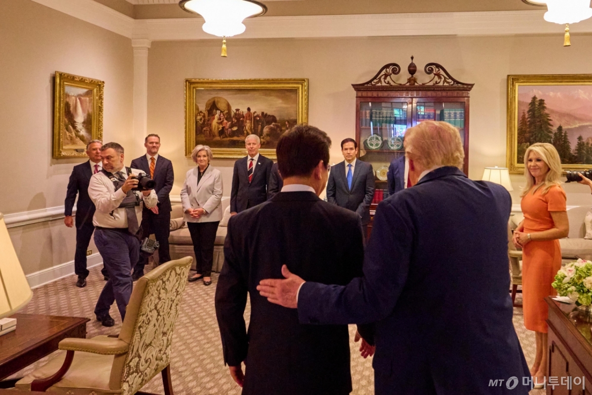 [워싱턴=뉴시스] 고범준 기자 = 이재명 대통령이 25일(현지 시간) 미국 워싱턴 DC 백악관에서 열린 한미 정상회담에 앞서 도널드 트럼프 미국 대통령의 안내를 받고 있다. (공동취재) 2025.08.26. bjko@newsis.com /사진=