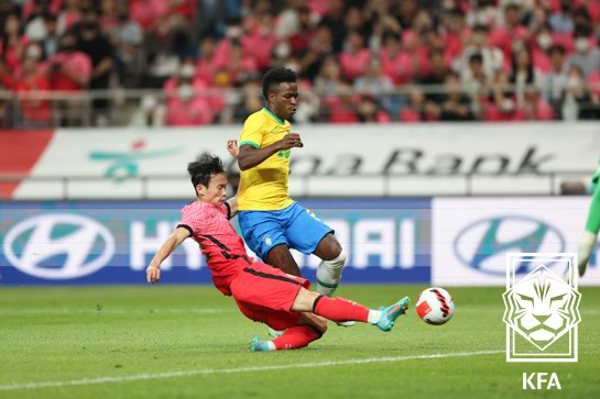 2022년 6월 평가전 당시 김문환(왼쪽)과 비니시우스. /사진=대한축구협회