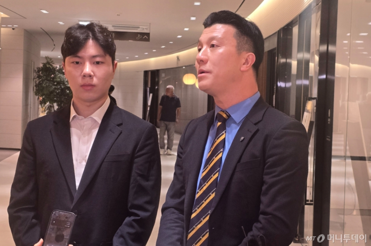 (왼쪽부터) 정정일 대한전공의협의회 대변인과  조병기 대한수련병원협의회(대수협) 총무이사(충북대병원 교육인재개발실장)가 26일 서울 용산구 서울역 인근에서 열린 간담회 직후 기자들과 만나 대화하고 있다. /사진=홍효진 기자