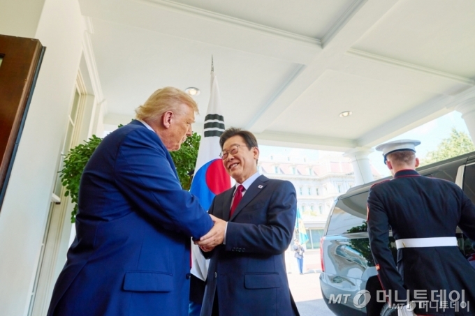 [워싱턴=뉴시스] 고범준 기자 = 이재명 대통령과 도널드 트럼프 미국 대통령이 25일(현지 시간) 미국 워싱턴DC 백악관에서 한미 정상회담에 앞서 인사를 나누고 있다. (공동취재) 2025.08.26. bjko@newsis.com /사진=