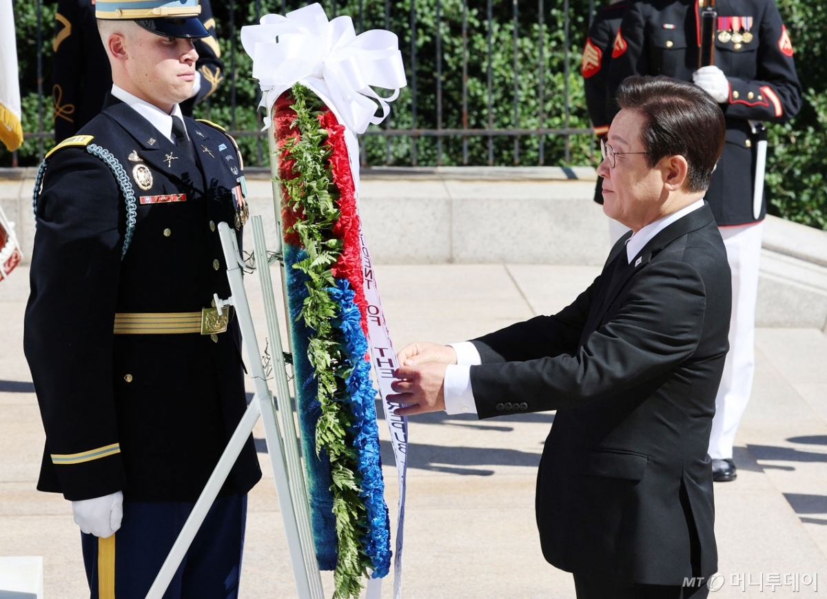 [워싱턴=뉴시스] 고범준 기자 = 이재명 대통령이 26일(현지 시간) 워싱턴DC 인근 알링턴 국립묘지를 방문해 무명용사탑에 헌화하고 있다. 2025.08.27. bjko@newsis.com /사진=