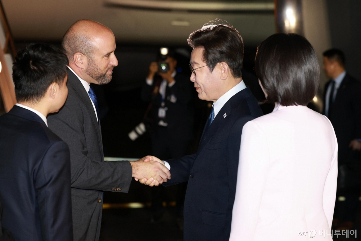 [필라델피아=뉴시스] 고범준 기자 = 미국 순방 일정을 마친 이재명 대통령이 26일(현지 시간) 필라델피아 국제공항에서 환송 인사와 악수하고 있다. 2025.08.27. bjko@newsis.com /사진=고범준