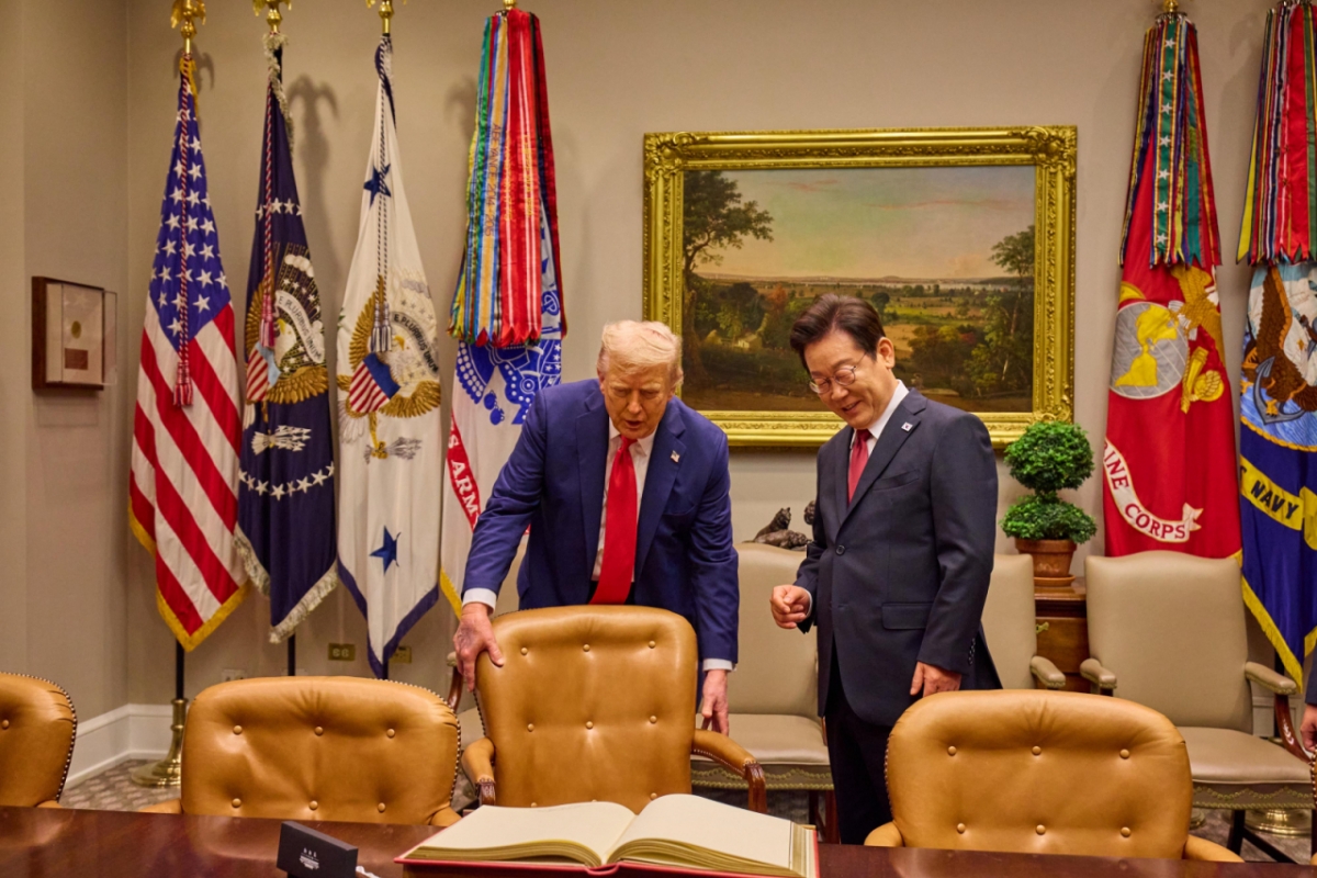 [워싱턴=뉴시스] 고범준 기자 = 이재명 대통령이 25일(현지 시간) 미국 워싱턴DC 백악관에서 열린 한미 정상회담에 앞서 방명록 서명을 준비하며 도널드 트럼프 미국 대통령의 안내를 받고 있다. (공동취재) 2025.08.26. bjko@newsis.com /사진=