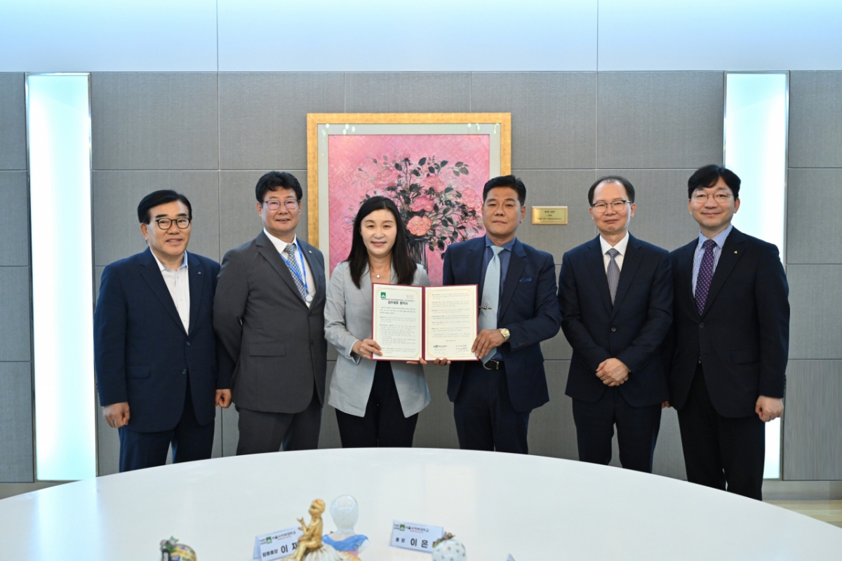 서울사이버대와 이가부동산중개 관계자들이 업무협약 후 기념촬영하고 있다./사진제공=서울사이버대