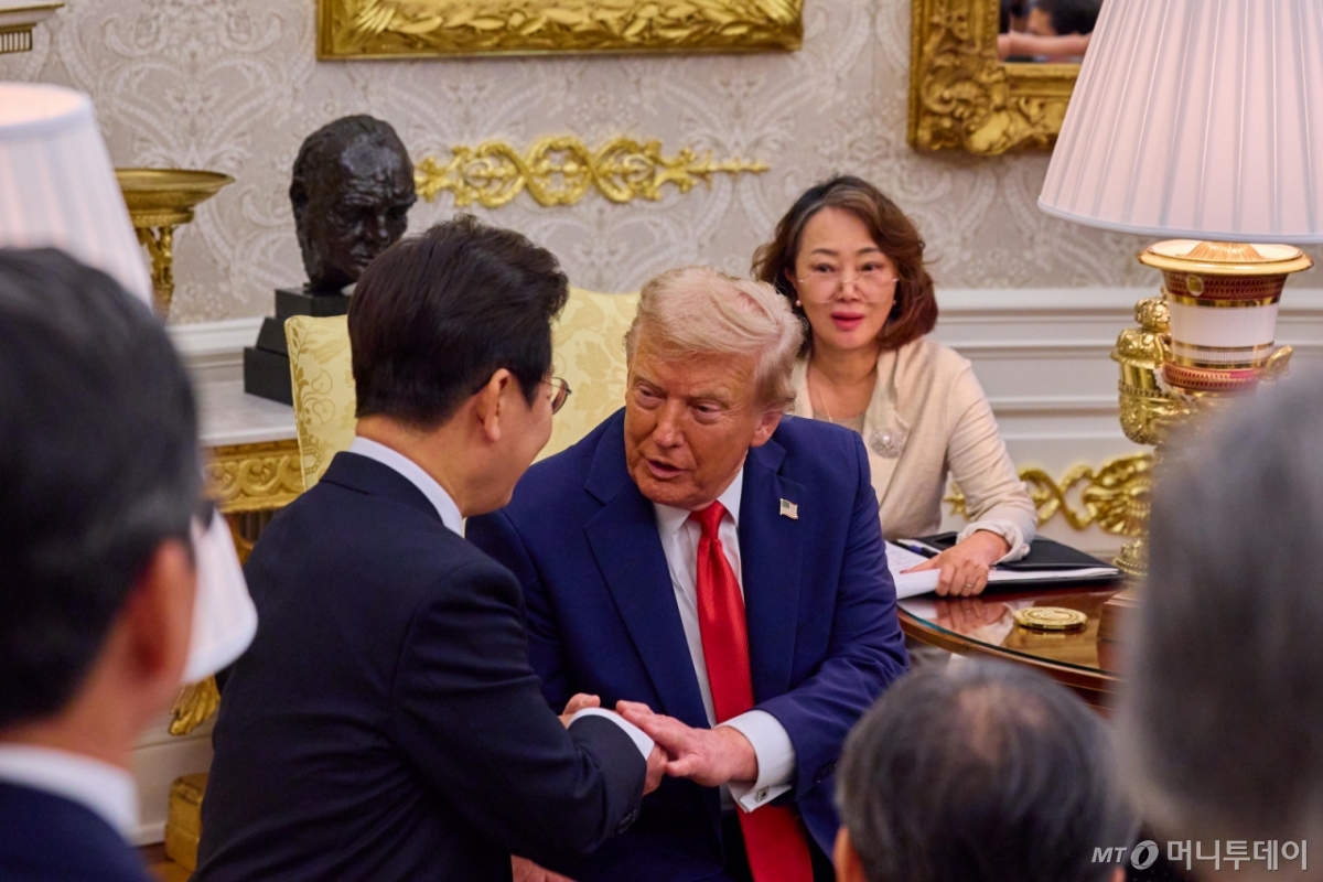 [워싱턴=뉴시스] 고범준 기자 = 이재명 대통령이 25일(현지 시간) 미국 워싱턴 DC 백악관에서 도널드 트럼프 미국 대통령과 한미 정상회담을 하고 있다. (공동취재) 2025.08.26. bjko@newsis.com /사진=