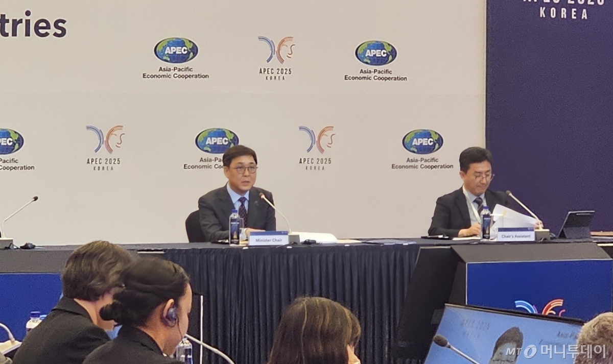 27일 경북 경주 힐튼호텔에서 열린 'APEC 문화고위급대화'에서 최휘영 문화체육관광부 장관이 참가국 대표들과 문화 분야 협력 방안을 논의하고 있다. / 사진 = 오진영 기자