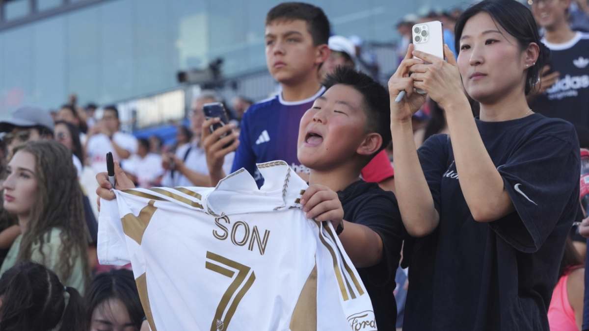 지난 24일(한국시간) 미국 메이저리그 사커(MLS) 로스앤젤레스 FC와 FC 댈러스의 경기에서 한 소년 팬이 손흥민을 응원 중인 모습. /AP=뉴시스