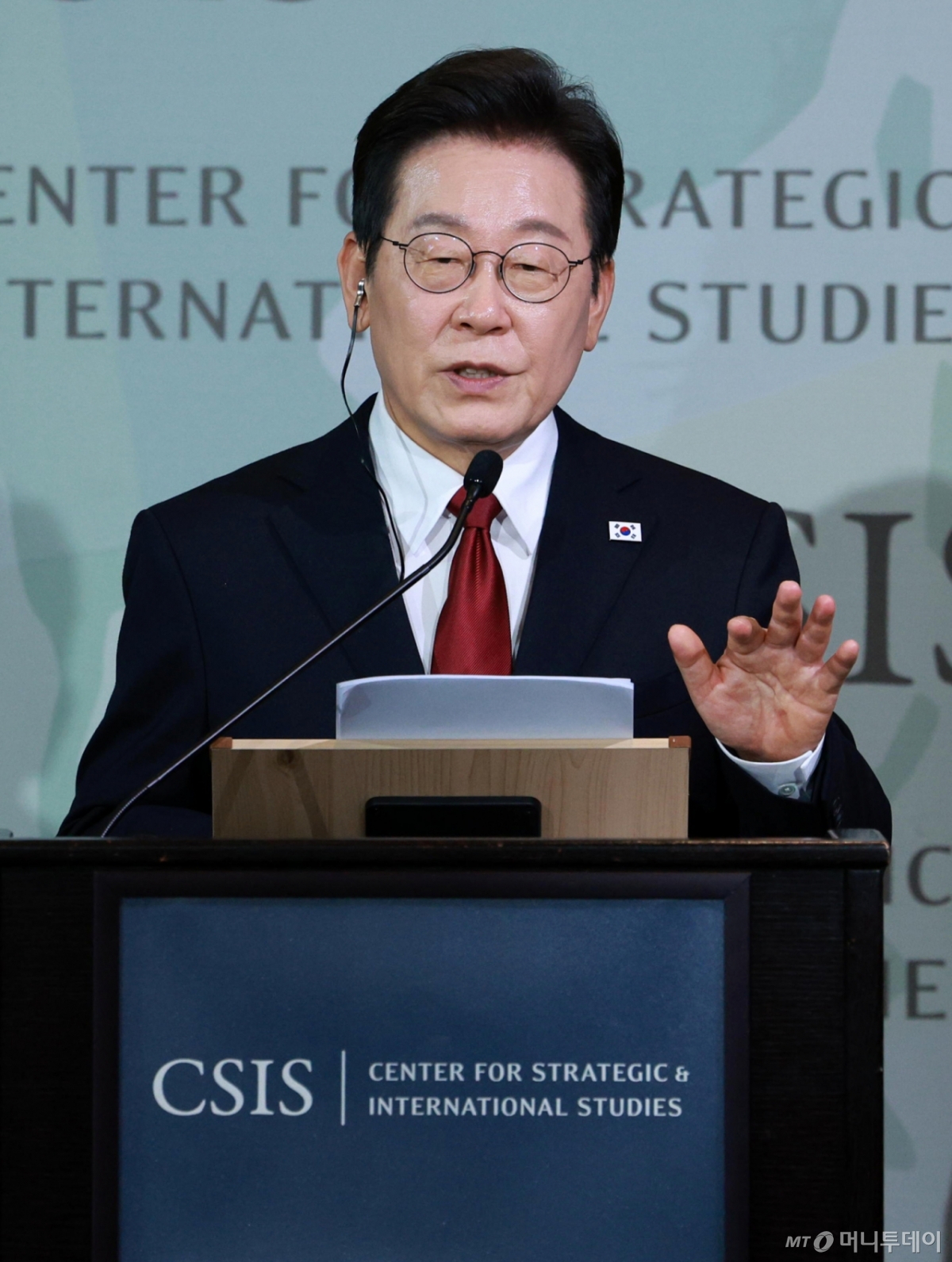 [워싱턴=뉴시스] 고범준 기자 = 이재명 대통령이 25일(현지 시간) 미국 워싱턴DC 전략국제문제연구소(CSIS)에서 정책 연설을 하고 있다. 2025.08.26. bjko@newsis.com /사진=고범준