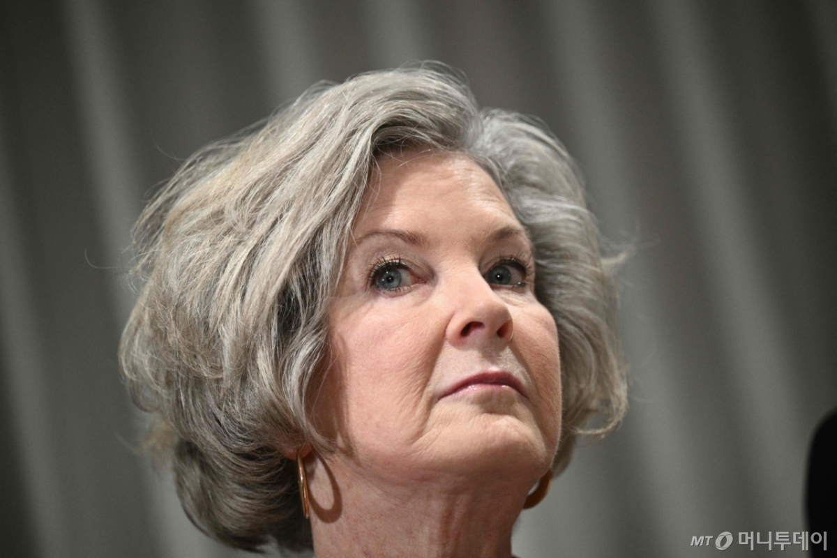 (캐내내스키스 AFP=뉴스1) 강민경 기자 = 수지 와일스 백악관 비서실장이 지난 6월 16일 캐나다 캐내내스키스에서 열린 주요 7개국(G7) 정상회의에서 도널드 트럼프 대통령을 보좌하고 있다. 2025.6.16  ⓒ AFP=뉴스1  Copyright © 뉴스1. All rights reserved. 무단 전재 및 재배포,  AI학습 이용 금지. /사진=(캐내내스키스 AFP=뉴스1) 강민경 기자