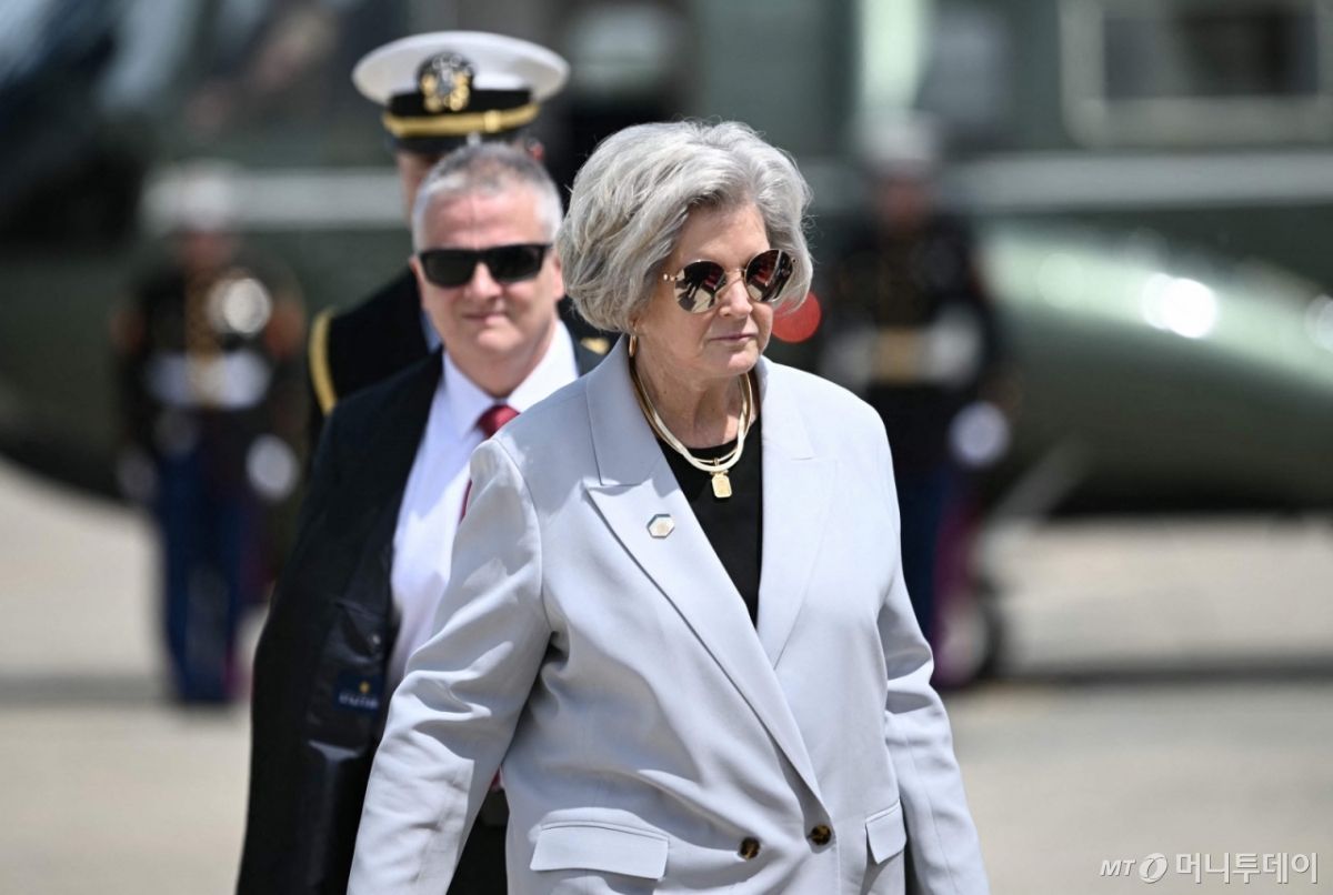 (워싱턴 AFP=뉴스1) 우동명 기자 = 수지 와일스 백악관 비서실장이 12일(현지시간) 도널드 트럼프 대통령의 중동 3개국을 순방에 동행하기 위해 워싱턴 인근 앤드루스 합동 기지서 대통령 전용기를 타러 가고 있다. 2025.05.13  ⓒ AFP=뉴스1  Copyright © 뉴스1. All rights reserved. 무단 전재 및 재배포,  AI학습 이용 금지. /사진=(워싱턴 AFP=뉴스1) 우동명 기자