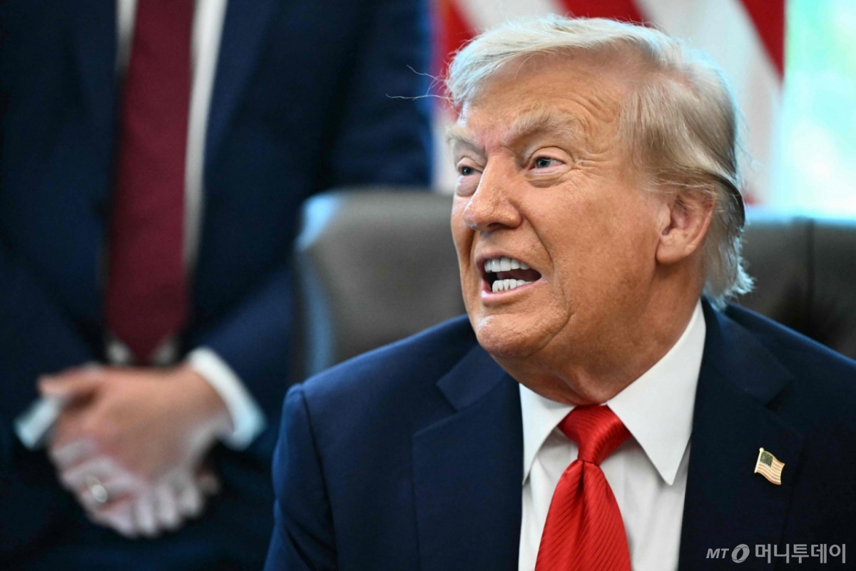 (워싱턴DC AFP=뉴스1) 류정민 특파원 = 도널드 트럼프 미국 대통령이 25일(현지시간) 워싱턴 DC 백악관 오벌오피스에서 성조기 훼손 시 처벌과 관련한 행정명령 등에 서명한 후 발언하고 있다. 2025.08.25.  ⓒ AFP=뉴스1  Copyright © 뉴스1. All rights reserved. 무단 전재 및 재배포,  AI학습 이용 금지. /사진=(워싱턴DC AFP=뉴스1) 류정민 특파원