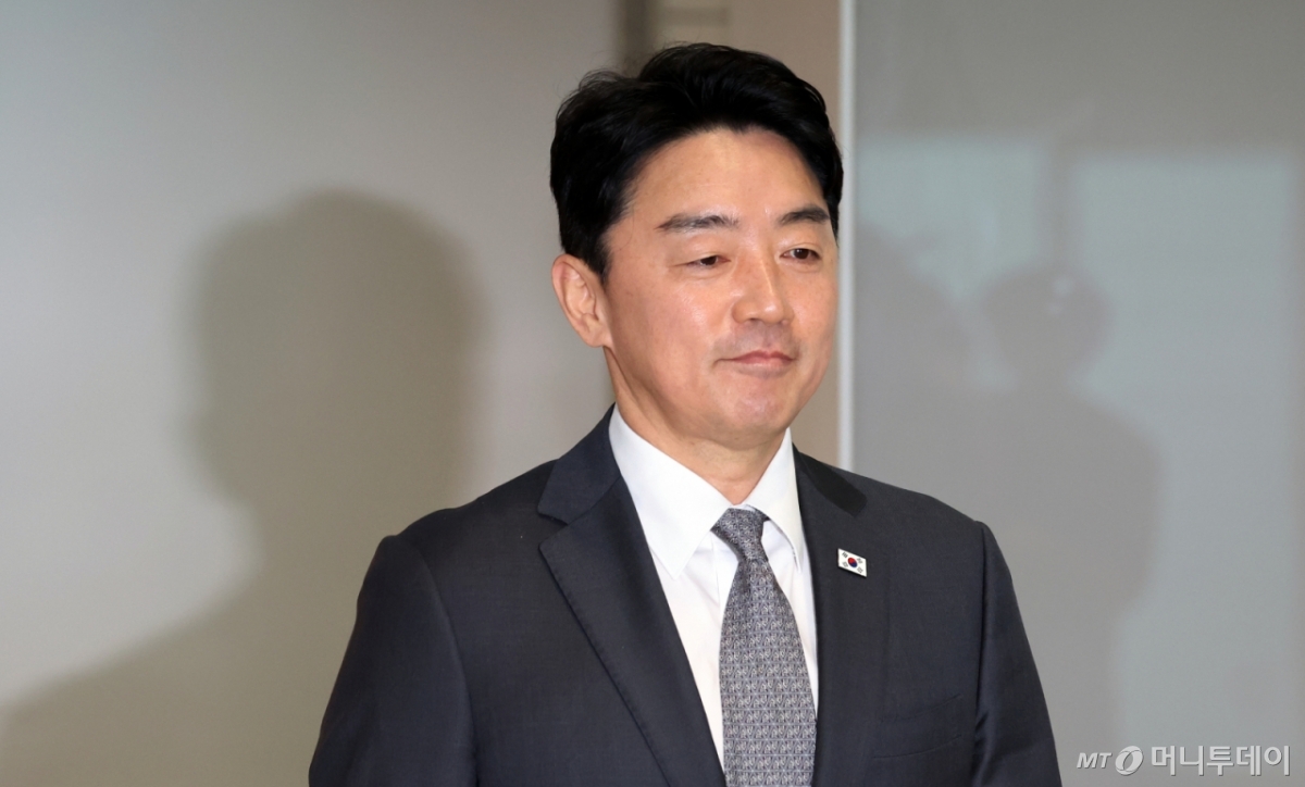 (인천공항=뉴스1) 김명섭 기자 = 강훈식 대통령비서실 비서실장이 24일 오전 인천공항에서 한미정상회담을 위해 출국하며 취재진의 질문에 답변하고 있다.  2025.8.24/뉴스1  Copyright © 뉴스1. All rights reserved. 무단 전재 및 재배포,  AI학습 이용 금지. /사진=(인천공항=뉴스1) 김명섭 기자