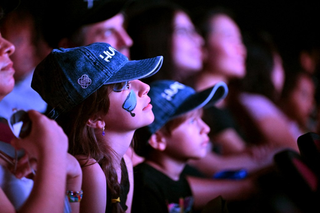 23일(현지시간) 미국 뉴욕 파리극장에서 열린 케데헌 싱어롱 이벤트에 참여한 팬들의 모습/AFPBBNews=뉴스1