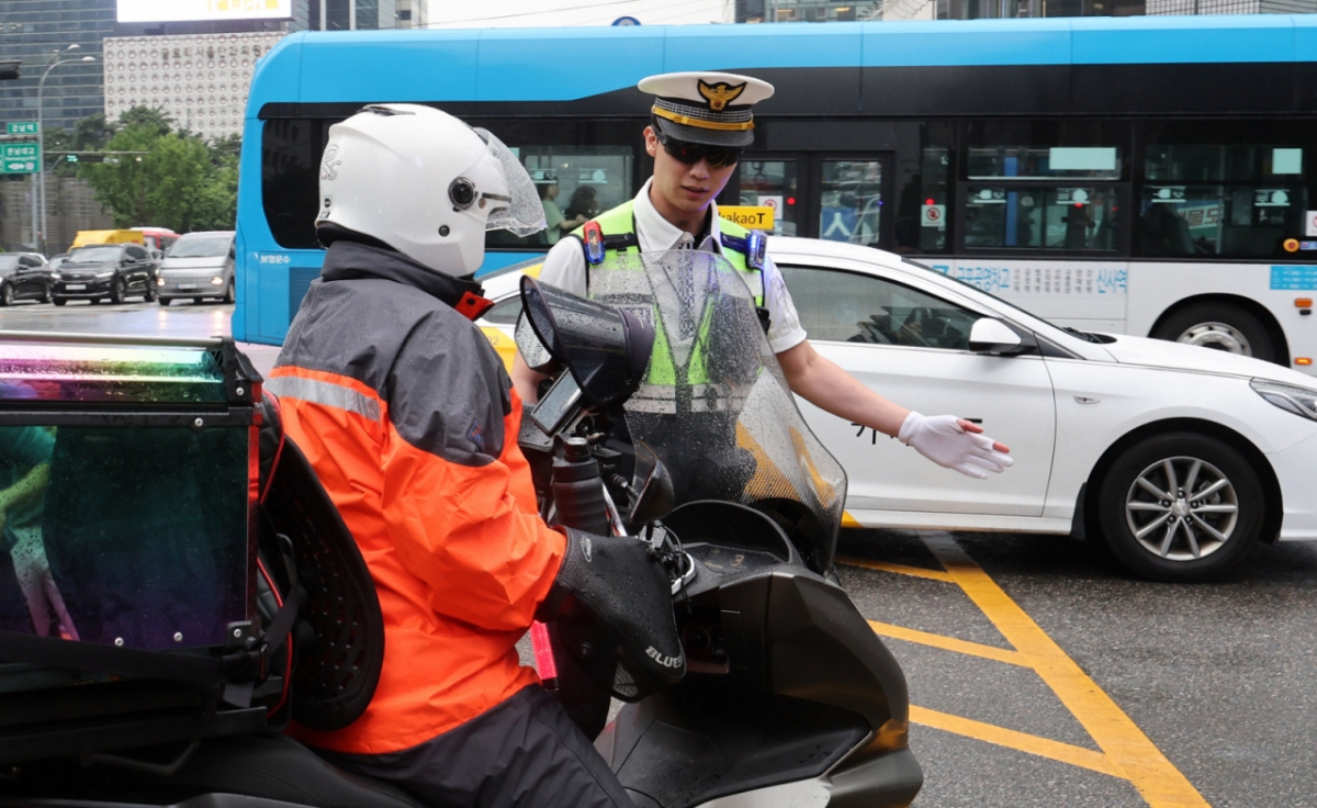 교통경찰이 7월16일 서울 강남역 사거리에서 5대 반칙 운전과 이륜차 무질서 운행 집중 단속을 하는 모습. /사진=뉴스1 /사진=(서울=뉴스1) 박지혜 기자